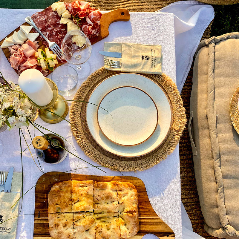 Romantisches Abendessen am Teich