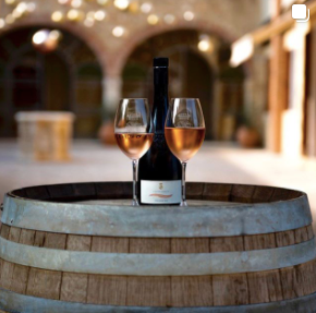 bicchieri di vino fresco rosa rosè su una botte all'interno di una corte