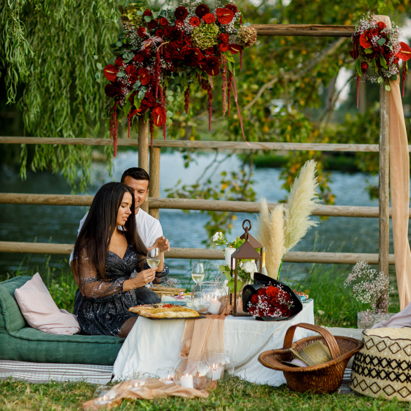 Romantisches Abendessen am Teich