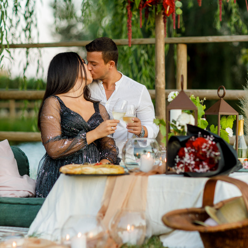 Romantisches Abendessen am Teich