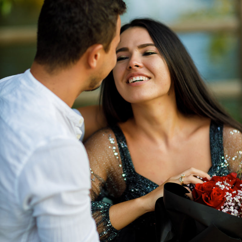 Romantisches Abendessen am Teich