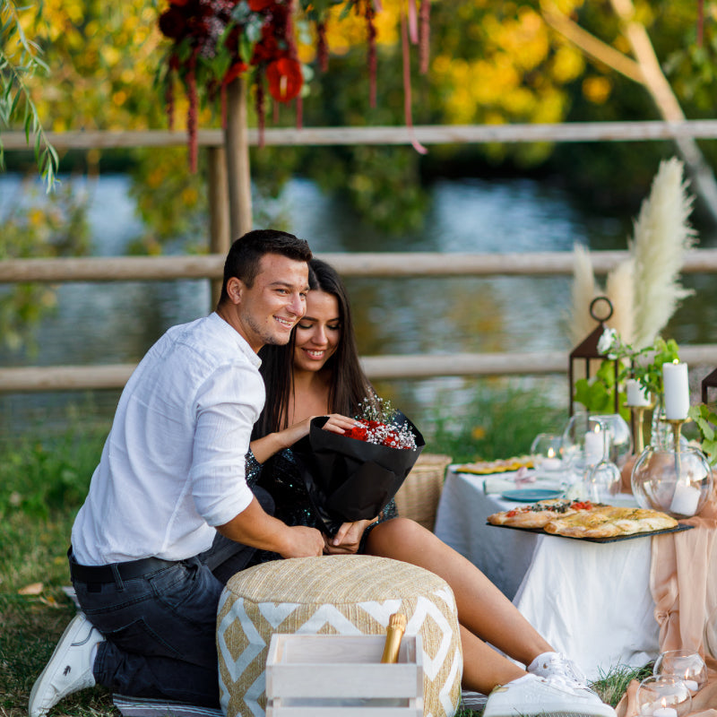 Romantisches Abendessen am Teich